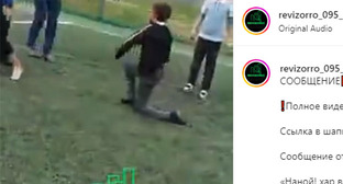 Мальчик встает на ноги. Кадр видео https://www.instagram.com/reel/Cds0LCOIssR/