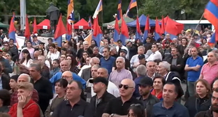 Митинг в Ереване 19 мая, стоп-кадр видео канала Yerkir Daily https://www.youtube.com/watch?v=Gaj1FJ-D7mg