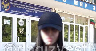 Мать школьницы из Избербаша извиняется за высказывания дочери. Кадр видео https://t.me/dagizvestiya/9156