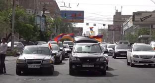Участники акции протеста в Ереване. Стопкадр из видео на странице https://www.youtube.com/watch?v=anbXDstu-Zs
