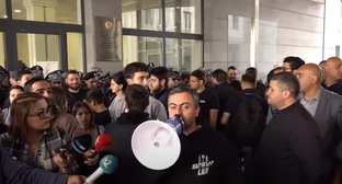 Активисты заблокировали правительственный корпус, в котором расположен МИД Армении. Кадр видео NEWS AM https://www.youtube.com/watch?v=L3eU-kSex74