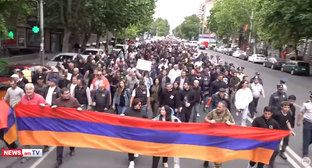 Шествие движения «Сопротивление» от площади Франции дошло до здания МИД в Ереване. Кадр видео NEWS AM https://www.youtube.com/watch?v=L3eU-kSex74