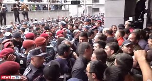 Шествие движения «Сопротивление» от площади Франции дошло до здания МИД в Ереване. Кадр видео NEWS AM https://www.youtube.com/watch?v=L3eU-kSex74