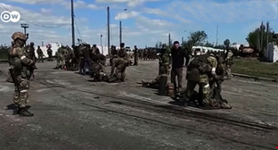 Военнослужащие полка "Азов" во время сдачи в плен. Скриншот видео https://www.youtube.com/watch?v=HpvYUCTN1j0 