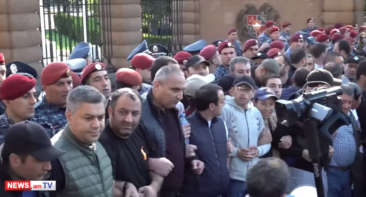 Участники протеста  в Ереване. Кадр видео  NEWS AM
 https://www.youtube.com/watch?v=L3eU-kSex74