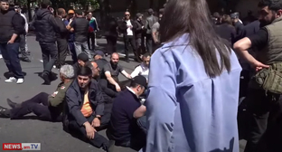 Оппозиция в Ереване заблокировала резиденцию президента. Кадр видео NEWS AM https://www.youtube.com/watch?v=L3eU-kSex74