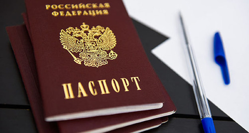 Российские паспорта. Фото Елены Синеок, Юга.ру