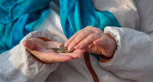 Деньги в руках пенсионерки. Фото Нины Тумановой для "Кавказского узла"