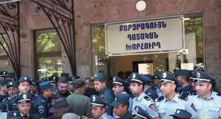 Сотрудники полиции во время акции возле здания Высшего судебного совета Армении. Скриншот видео https://www.youtube.com/watch?v=LI1pPIKjbTY