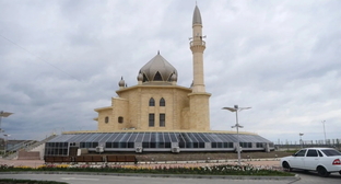Джума-мечеть Кизляра, фото: https://muftiyatrd.ru/content/v-dzhuma-mecheti-g-kizlyar-sostoyalsya-blagodatnyy-madzhlis-vyhodcev-iz-cuntinskogo-rayona