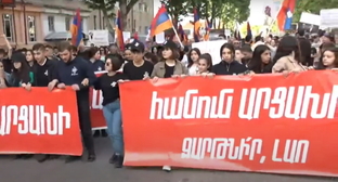 Участники шествия в Степанакерте, стоп-кадр видео канала Yerevan Today Live https://www.youtube.com/watch?v=CFXr9n31Bws