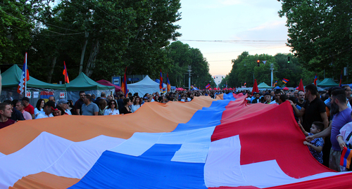 Флаг Арцаха на шествии, приуроченном Дню Первой Республики. Фото Тиграна Петросяна для "Кавказского узла"