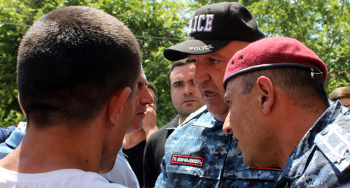 Сотрудники полиции переговаривают с манифестантами.  Фото Тиграна Петросяна для "Кавказского узла"