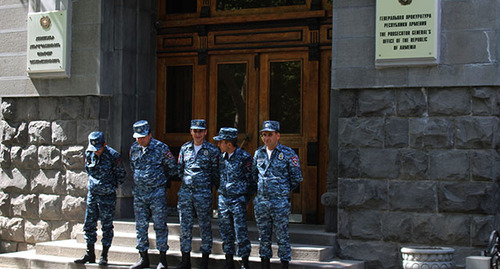 Сотрудники полиции возле здания Генпрокуратуры в Ереване. Фото Тиграна Петросяна для "Кавказского узла"