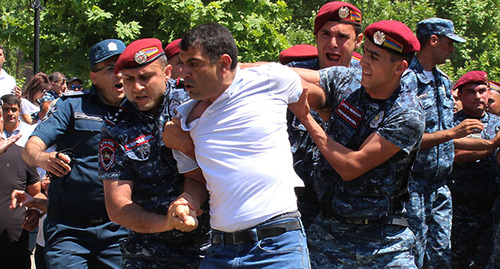 Сотрудники полиции задерживают активиста. Фото Тиграна Петросяна для "Кавказского узла"