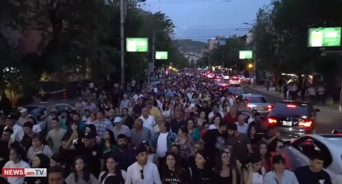 Шествие сторонников оппозиции в Ереване 31 мая 2022 года. Стоп-кадр из видео https://www.youtube.com/watch?v=yzIbwIEm-X4