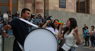 Срыв заседания парламента Армении возмутил сторонников оппозиции