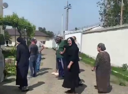 Жители села Атланаул перед зданием управления местных электросетей. Скрин из видео в telegram-канале издания "Черновик".