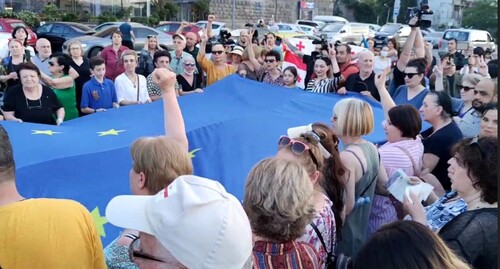 Участники акции "Вместе в Европу" в Тбилиси 5 июня 2022 года. Стопкадр из видео https://t.me/Tbilisi_life/12260