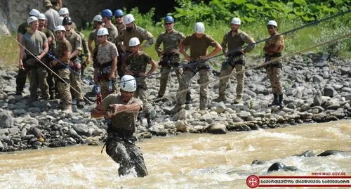 военнослужащие на учениях в горах. фото: пресс-служба Минобороны Грузии.