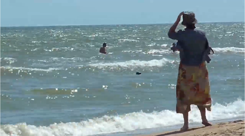 Отдыхающие на пляже в Махачкале. Скриншот видео Вадим Сергин https://www.youtube.com/watch?v=0A-85zh7RR4
