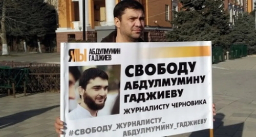 Учредитель газеты "Черновик" Магди Камалов проводит одиночный пикет в поддержку журналиста Абдулмумина Гаджиева. Фото https://chernovik.net