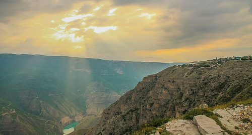 Горы в Дагестане. Фото https://ru.wikipedia.org/wiki/Файл:Sulak_Canyon_in_Dagestan.jpg