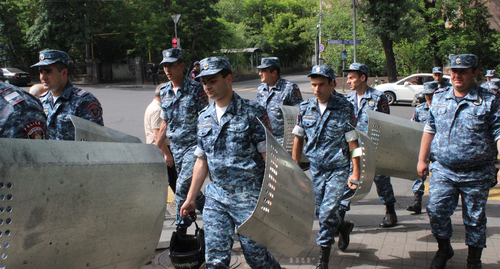 Сотрудники полиции во время протестного шествия в Ереване. Фото Тиграна Петросяна для "Кавказского узла"