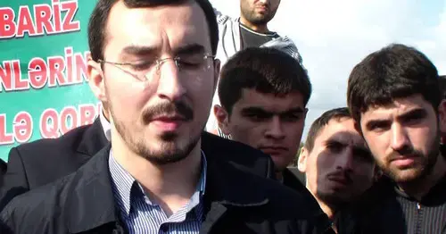 Талех Багирзаде (слева). Кадр из видео пользователя Muxtar Seqafi https://www.youtube.com/watch?v=oRoOTaTECIQ