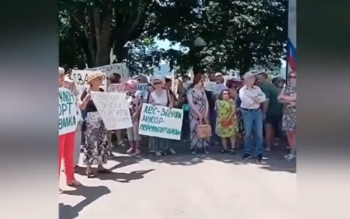Митинг против строительства мусорного полигона. Стоп-кадр видео, опубликованного на сайте "Живая Кубань" 11.06.22, https://www.livekuban.ru/news/obshchestvo/zhiteli-goryachego-klyucha-vyshli-na-massovyy-miting-video