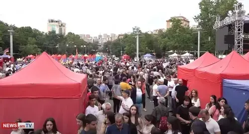 Участники акции в Ереване с требованием освободить задержанных на митингах активистов, 11 июня 2022 года. Стоп-кадр из видео https://www.youtube.com/watch?v=2he6EZ_kv_s