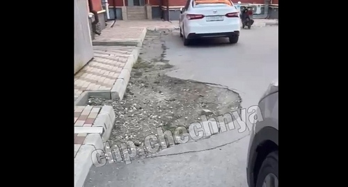 Разрушенный асфальт во дворе дома в Грозном. Кадр видео подписчика Instagram*-паблика "ЧП / Чечня" https://www.instagram.com/p/Ceq5cGojvrU/