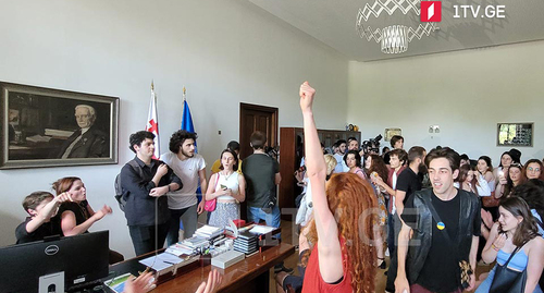 Студенты Тбилисского госуниверситета устроили протест в кабинете ректора. Кадр видео http://1tv.ge/