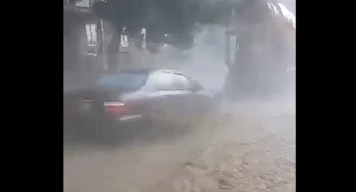 Селевой поток в районе  села Сагурамо, Грузия. Кадр видео https://vk.com/video19562749_456239128 