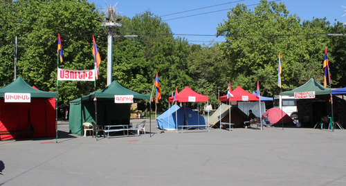Палатки оппозиционеров на площади Франции в столице Армении. Фото Тиграна Петросяна для "Кавказского узла"