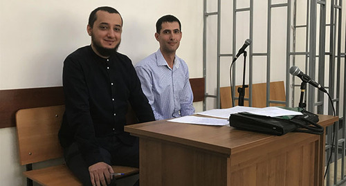 Батраз Мисиков (слева) и адвокат Агубе Галуев. Фото Мария Абайти для "Кавказского узла"