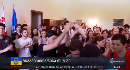 Акция протеста студентов Тбилисского университета. Стопкадр из видео https://www.youtube.com/watch?v=uxrG8Ugbwtc