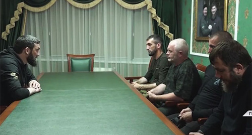 Магомед Даудов (слева) беседует с добровольцами из Чечни. Скриншот видео https://www.instagram.com/p/CezGwBRDiKd/