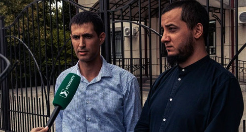 Батраз Мисиков (справа) со своим адвокатом Агубе Галуевым. Фото Марии Абайти для "Кавказского узла".
