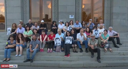 Участники символической сидячей забастовки в Ереване 15 июня 2022 года. Стопкадр из видео https://www.youtube.com/watch?v=dRkkxs0tQ_g.