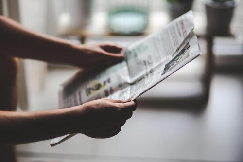 Человек читает газету. Фото: pixabay.com