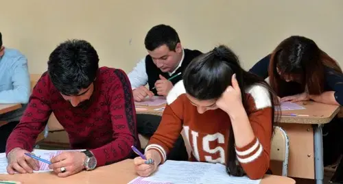 Абитуриенты сдают экзамен. Фото Ильхама Исабалаева https://www.trend.az/azerbaijan/society/3177325.html