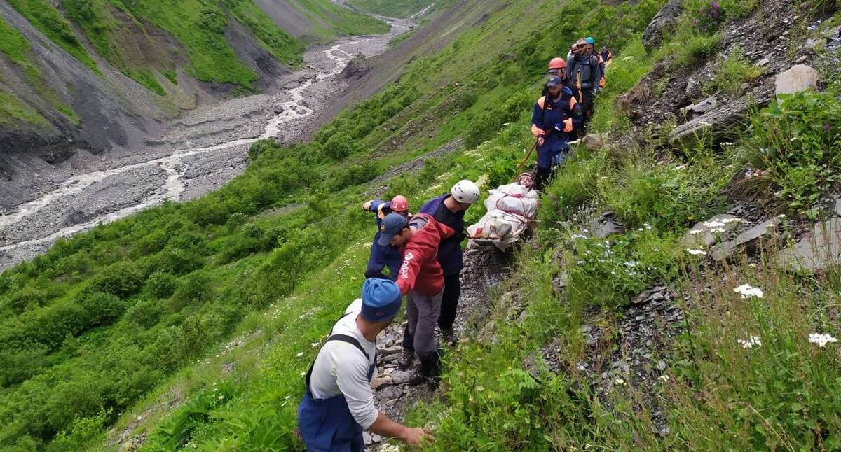 Операция по спасению альпиниста из Челябинска на Казбеке. Фото: пресс-служба Главного управления МЧС России по Северной Осетии. https://t.me/mchs_rso_a/453