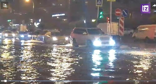 Улицы Краснодара после дождя. Кадр видео https://ren.tv/player/video/embed/992917#autoplay=1;