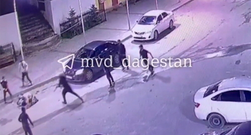 Момент драки в Ботлихе. Кадр видео драки в Ботлихе, тг-канал МВД по Дагестану