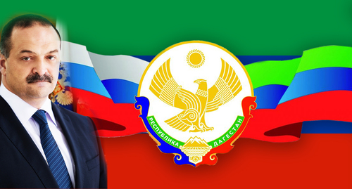 Сергей Меликов на фоне герба и флага Дагестана. Фото пресс-службы президента Дагестана President.e-dag.ru