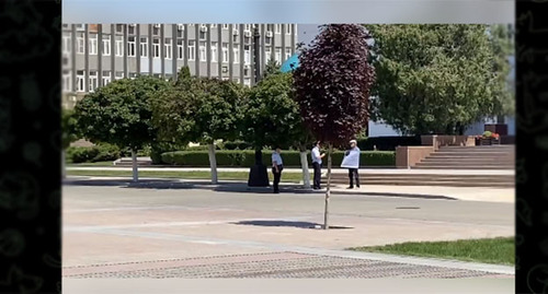 Юсуп Капланов вышел на одиночный пикет. Махачкала, 29 июня 2022 г. Скриншот видео https://t.me/chernovik/33139