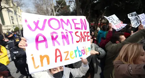 Участница акции держит плакат с лозунгом: "Женщины не в безопасности в Азербайджане". Баку, 8 марта 2022 г. Фото Азиза Каримова для "Кавказского узла"