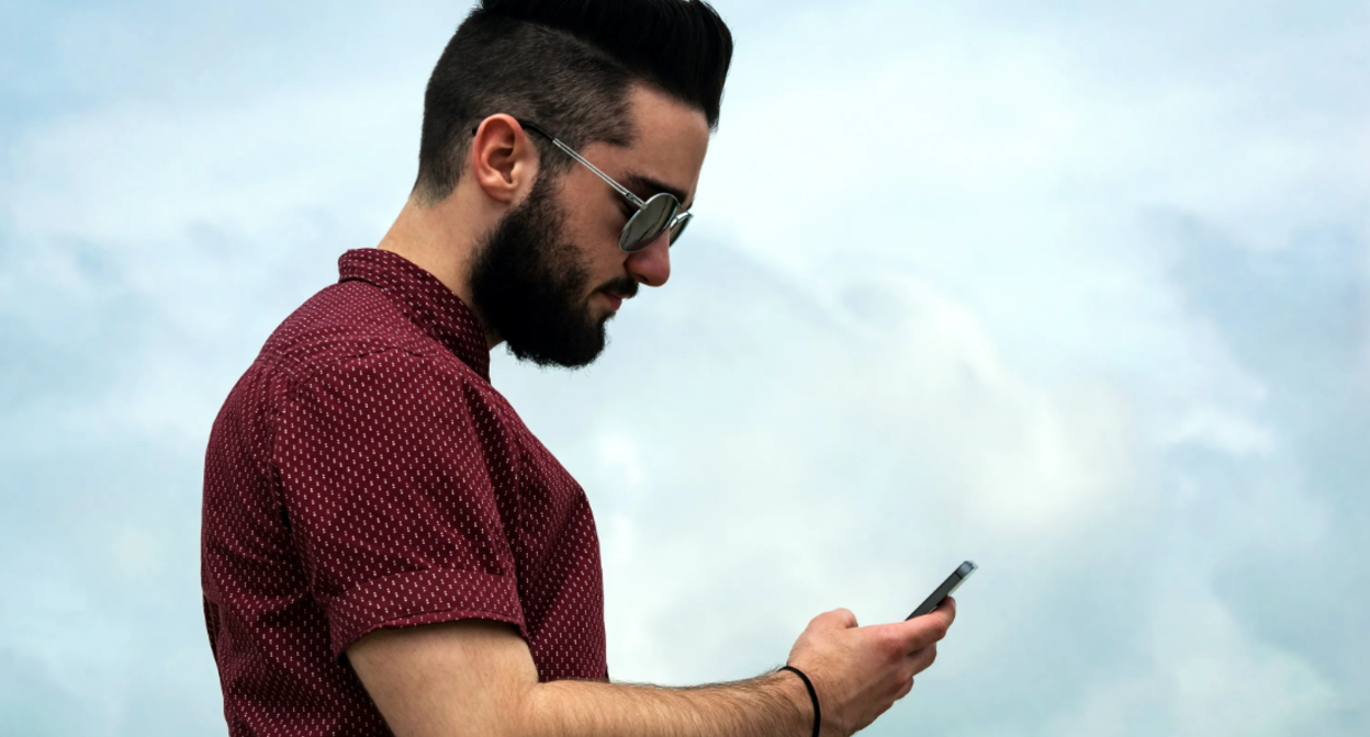 Мужчина с мобильным телефоном. Фото с сайта pxhere.com c открытой лицензией для личного и коммерческого использования, https://pxhere.com/ru/photo/705033