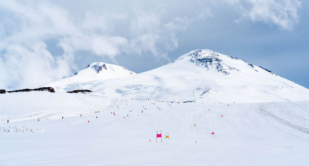 Горнолыжный курорт "Эльбрус". Фото пресс-службы  курорта "Эльбрус" https://resort-elbrus.ru/rossijskie-gornolyzhniki-razygrayut-priz-elbrusa/
